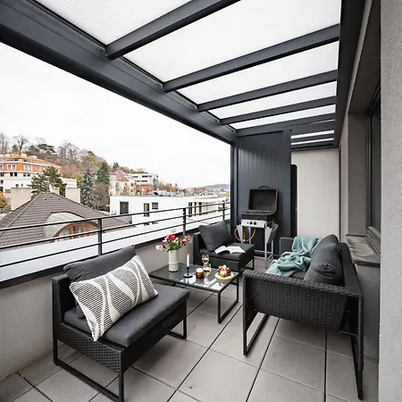 Days - Two Bedroom With Garage, Ac, Terrace And Balcony In Vinohrady