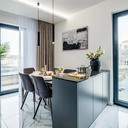 Days - Two Bedroom With Garage, Ac, Terrace And Balcony In Vinohrady 아파트