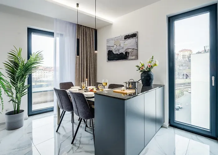 Days - Two Bedroom With Garage, Ac, Terrace And Balcony In Vinohrady Apartment